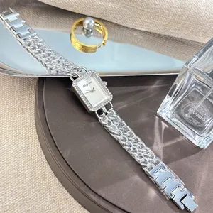 Elegante Damen Quarzuhr mit Strass rechteckiger Kette im Detail, feines Metallarmband.