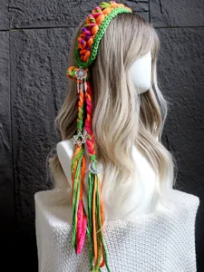 Cerchietto intrecciato all'uncinetto boho fatto a mano con nappe colorate e ciondoli