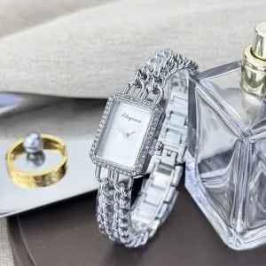Detailansicht einer Damen Quarzuhr mit rechteckigem Zirkonia und doppelter Kette.