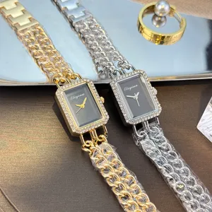 Nahaufnahme der rechteckigen Damen-Quarzuhr mit Strass und doppeltem Kettenarmband.