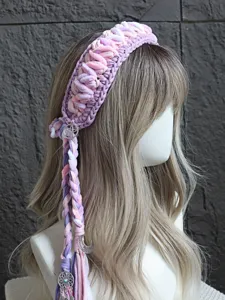 Fascia per capelli all'uncinetto fatta a mano con nappe colorate e ciondoli vintage.