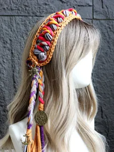 Fascia per capelli da donna all'uncinetto con nappe colorate e ciondoli pirata in stile bohémien.