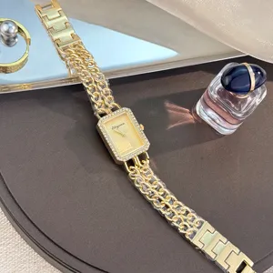 Exquisite goldene rechteckige Quarzuhr mit Diamantlünette und mehrreihigem Kettenarmband.