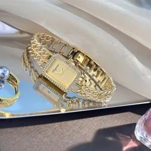 Goldene rechteckige Strass-Quarzuhr, Kettendetaillierte Ansicht im eleganten Stil.