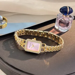 Nahaufnahme Detail der Damenuhr mit rosa Zifferblatt und glitzernden Strasssteinen Armband.