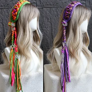Fascia per capelli intrecciata all'uncinetto fatta a mano con nappe colorate e ciondoli boho donna.
