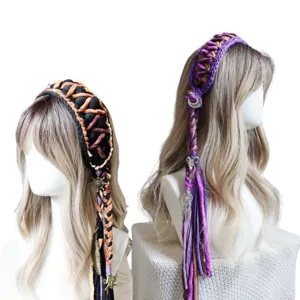 Fascia per capelli intrecciata all'uncinetto in stile boho con nappe colorate per donne.