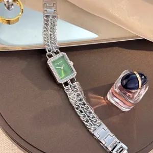 Diamant besetzte rechteckige Quarzuhr mit Doppelketten Armband für Damen, elegantes Design.