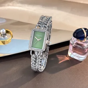 Damenuhr mit grünem rechteckigem Zifferblatt, Strass-Lünette und stilvollem Kettenarmband.