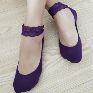 Lolita Spitzen bootsokken, süße lila unsichtbare Socken mit dekorativen Rüschen für den Alltag.