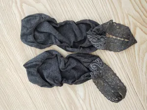 Detaillierte Ansicht grauer Lolita Socken mit zarten Spitzenbändern und weicher Baumwolle.