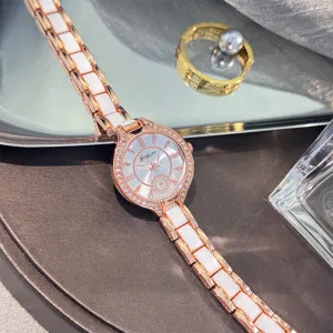 Elegante orologio da donna in ceramica oro rosa al quarzo con lunetta e cristalli dettagli.