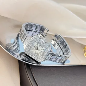 Silberne quadratische Strass Quarz Damenuhr mit Edelstahl Armband für elegante Anlässe.