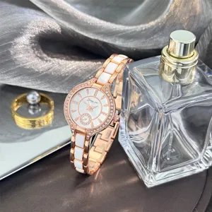 Elegante orologio al quarzo in oro rosa con cinturino in ceramica bianca e strass.