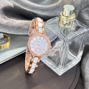 Orologio da polso al quarzo da donna con cinturino in ceramica e strass eleganti.
