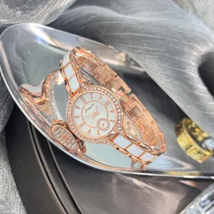 Primo piano dettagliato del quadrante dell'orologio da donna in ceramica con strass.