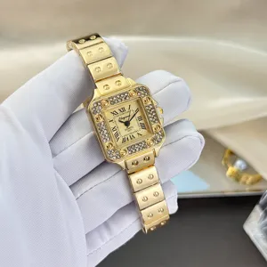 Goldene quadratische Quarzdamenuhr mit Strasssteinen und Metallarmband Luxus Design