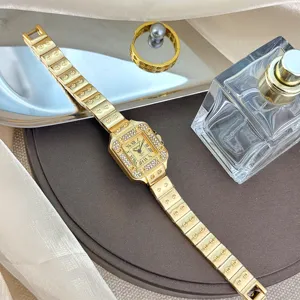 Elegante goldene Quarzuhr für Damen mit quadratischem Zifferblatt und Strass-Edelstahlarmband.