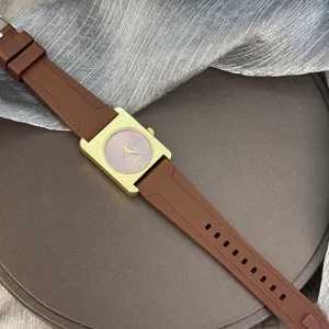 Quadratische Damen Quarzuhr mit gebürstetem Goldgehäuse und braunem Silikonarmband Alltag