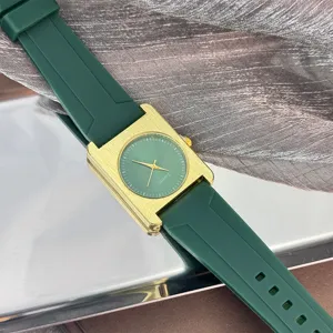 Grünes Zifferblatt quadratische Quarzuhr mit gold gebürstetem Gehäuse und grünem Silikonband.