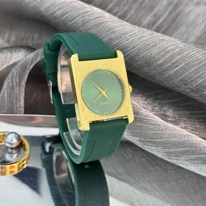 Grüne Silikonarmband Quarzuhr mit goldem gebürstetem quadratischem Gehäuse für Damen Mode