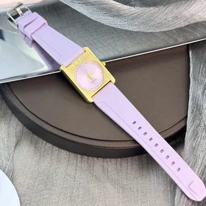 Modische quadratische Quarzuhr mit lila Silikonarmband und goldenem Gehäuse im Detailblick