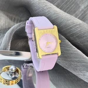 Modische Damen Quarzuhr mit lila Silikonarmband, gebürstetem quadratischem Goldgehäuse Zifferblatt.