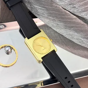Modische Damen rechteckige Quarzuhr mit gebürstetem Goldgehäuse und Silikonarmband.