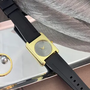 Nahaufnahme der quadratischen, gebürsteten goldenen Quarzuhr mit schwarzem Zifferblatt.