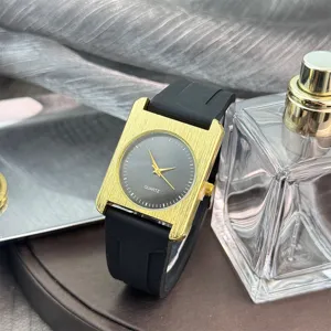 Modische quadratische Quarzuhr mit schwarzem Zifferblatt und Silikonarmband für Damen.