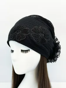 Vista dettagliata cuffia capelli pizzo perline nera, elegante design ricamo floreale, comoda.