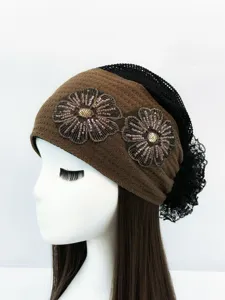 Vista dettagliata della fascia floreale perlinata boho e della retina nera per un look quotidiano.
