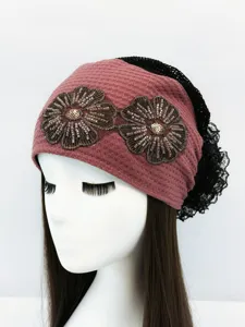 Dettaglio turbante floreale con perline boho, fascia elastica vintage per donne.
