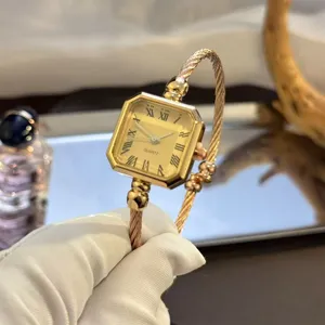 Goldene quadratische Quarzuhr mit gedrehtem Kabel Armband, edles Detailansicht Design.