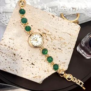 Vintage goldfarbene Damen Quarzuhr mit grünem Perlenarmband für elegante Alltagsmode.