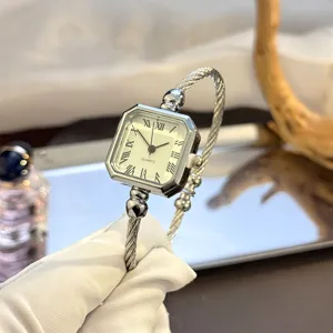 Elegantes quadratisches Zifferblatt Quarzuhr mit silbernem Kabelarmband Detailansicht