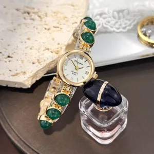 Elegante Damenuhr mit Quarzwerk und grünen Edelsteinperlen-Armband, vintage Luxusuhr.