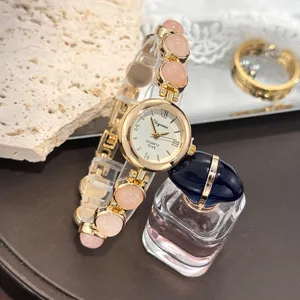 Exquisite Damenuhr mit Quarzwerk, rosa Steinperlen und elegantem Goldketten-Detailbild.