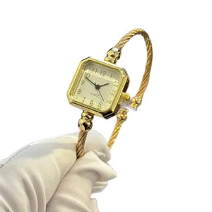 Modische goldene quadratische Quarzuhr mit Kabelarmband fuer Damen Armbanduhr chic.