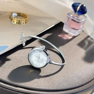 Κομψό ασημί γυναικείο ρολόι βραχιόλι quartz με ανοιχτό σχέδιο και λαμπερή πεταλούδα.