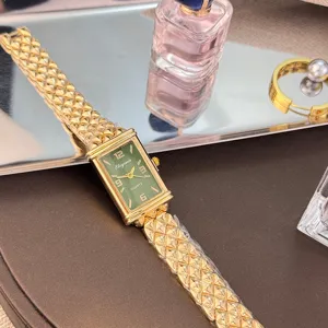 Elegante rechteckige Vintage Damen-Quarzuhr mit gruenem Zifferblatt und Luxus-Metallarmband.
