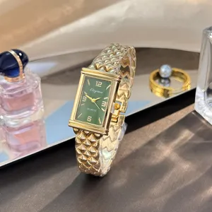Vintage rechteckige Damenarmbanduhr mit strukturiertem Goldarmband und grünem Zifferblatt