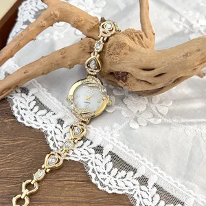 Elegante reloj de cuarzo para mujer con pulsera de pedrería y esfera de nácar elegante