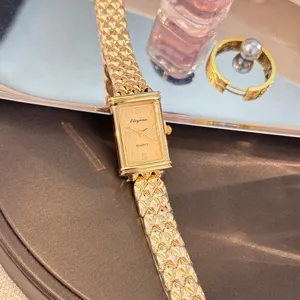 Vintage rechteckige Quarzuhr mit Blasenarmband, goldenes Damen Luxus Accessoire.