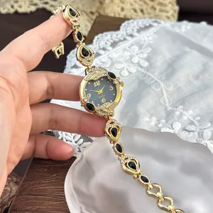 Reloj de cuarzo de mujer de lujo con pulsera de pedrería y detalle de esfera de nácar.