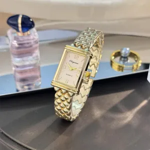 Vintage rechteckige Quarzuhr für Damen mit einzigartigem Blasen Metallarmband Detailansicht.