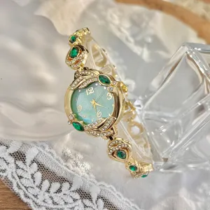 Elegante reloj de cuarzo para mujer con esfera verde, diamantes de imitación y oro.