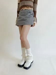 Vista detallada de calentadores de punto para mujer, textura suave, ideales para invierno y moda.