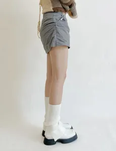 Vista detallada de calentadores de punto acogedores para mujer, diseño de invierno elegante.