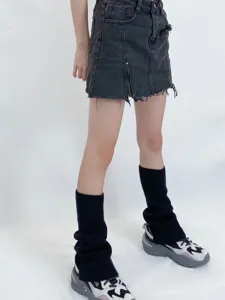 Detalle calentadores de punto textura suave estilo superposición invierno cómodo casual moda.
